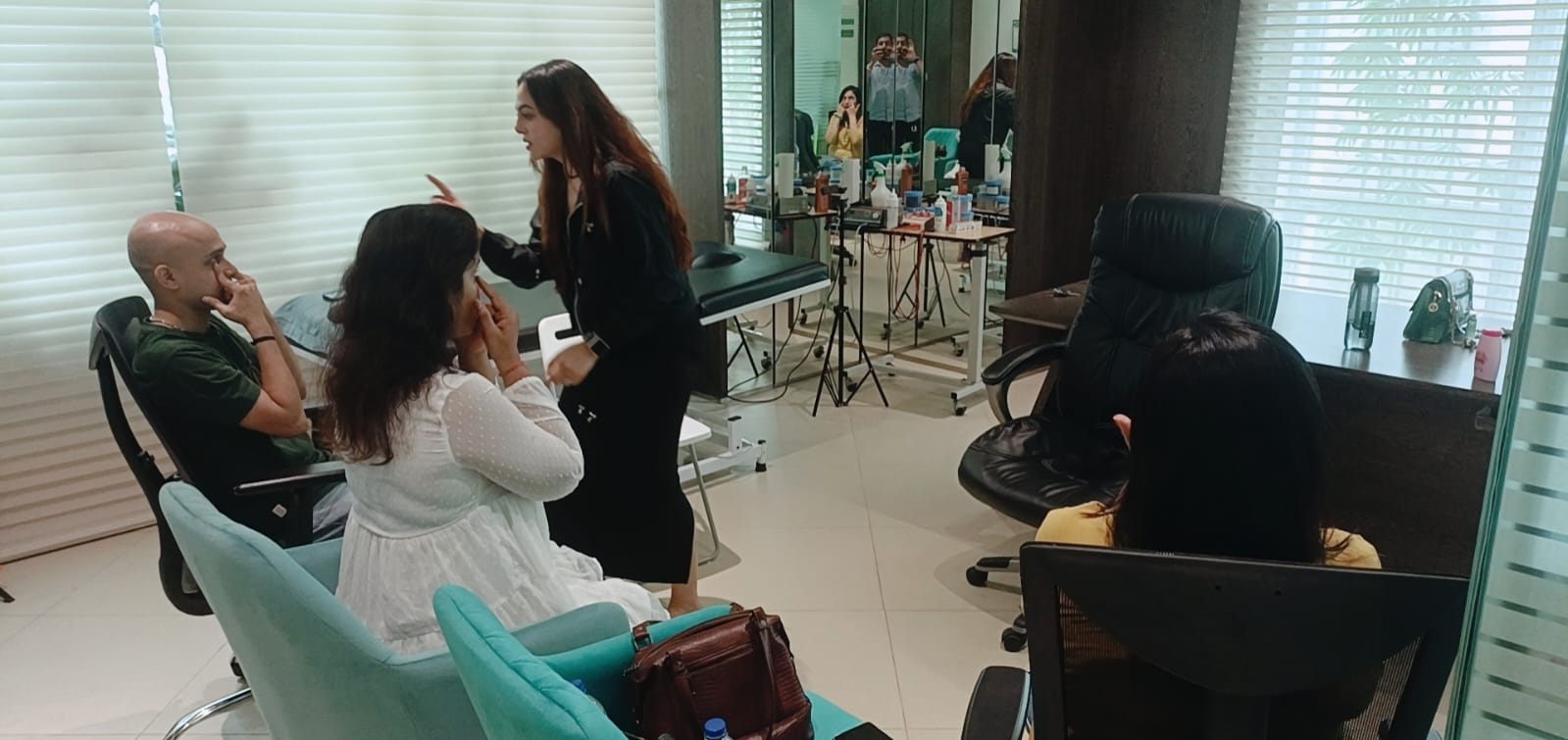 Vibha Jain speaking to an engaged audience at a live confidence-building workshop in Mumbai